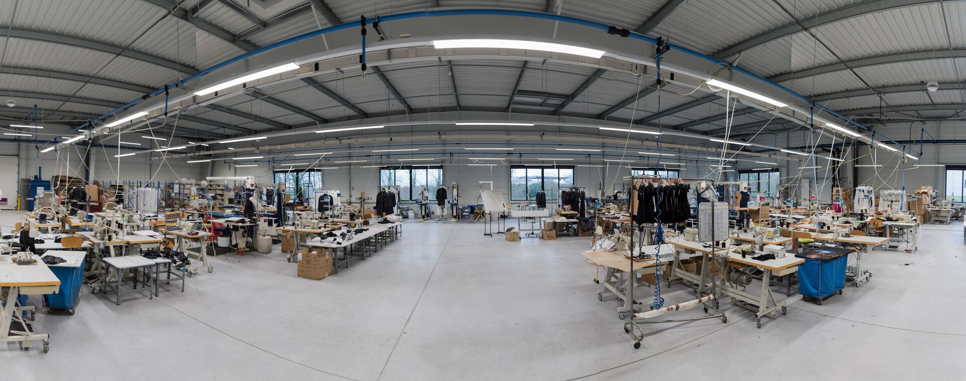 Confection de vêtements féminins haut de gamme : savoir-faire atelier ...